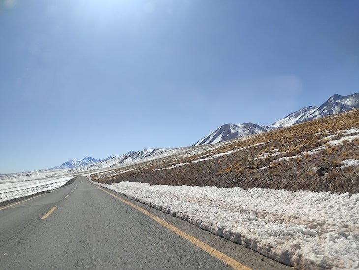 deserto do atacama estrada com neve